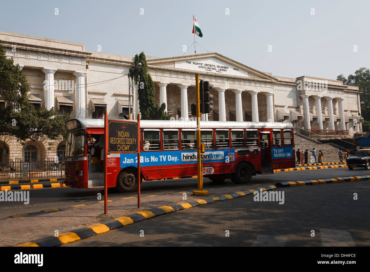 La società asiatica Membro della Biblioteca centrale di red bus migliore Mumbai Maharashtra India Asia Foto Stock