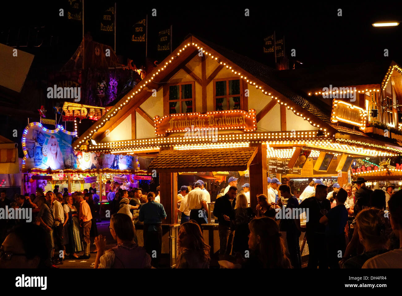 Divertimento a Monaco di Baviera - festa della birra Oktoberfest, Baviera Germania Foto Stock