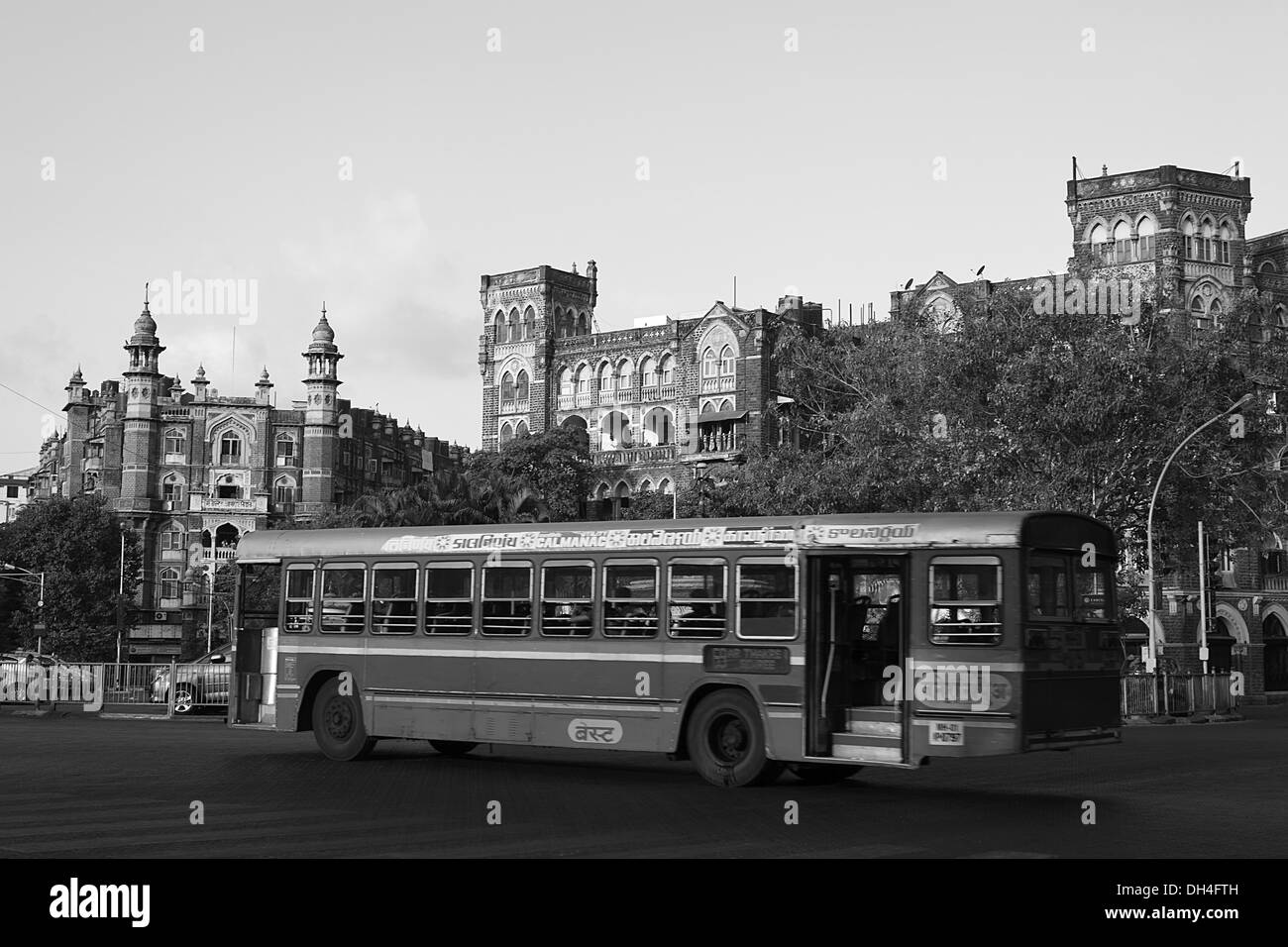 Autobus al Majestic Guest House e Mercantile indiano Mansion S P Mukherjee Chowk Mumbai Maharashtra India Asia maggio 2012 Foto Stock