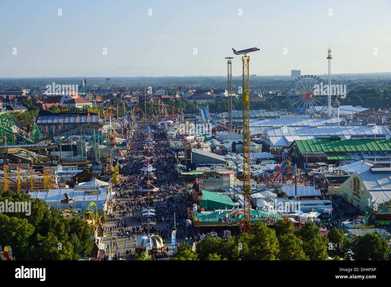 Guardare la Wiesn, Monaco di Baviera Oktoberfes festa della birra, Baviera, Germania Foto Stock