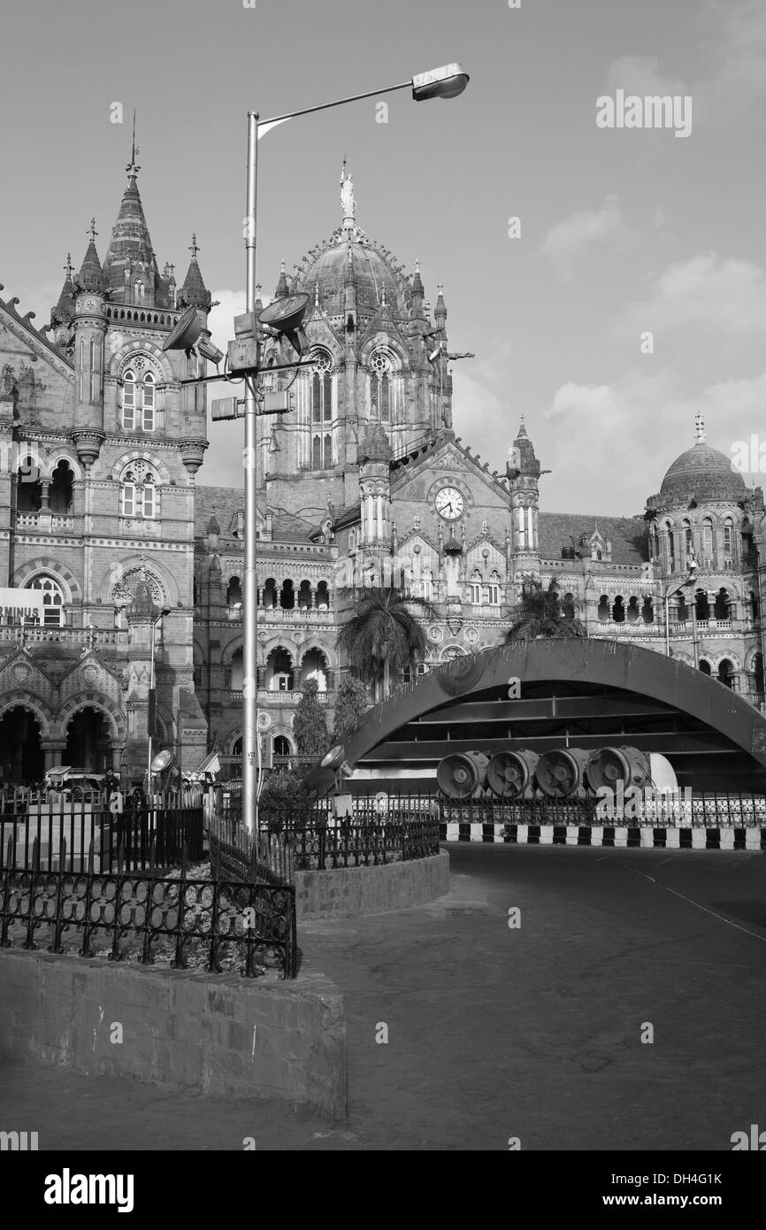 Scarico della metropolitana a VT Victoria Terminus Stazione ferroviaria Edificio Mumbai Maharashtra India Asia maggio 2012 Foto Stock