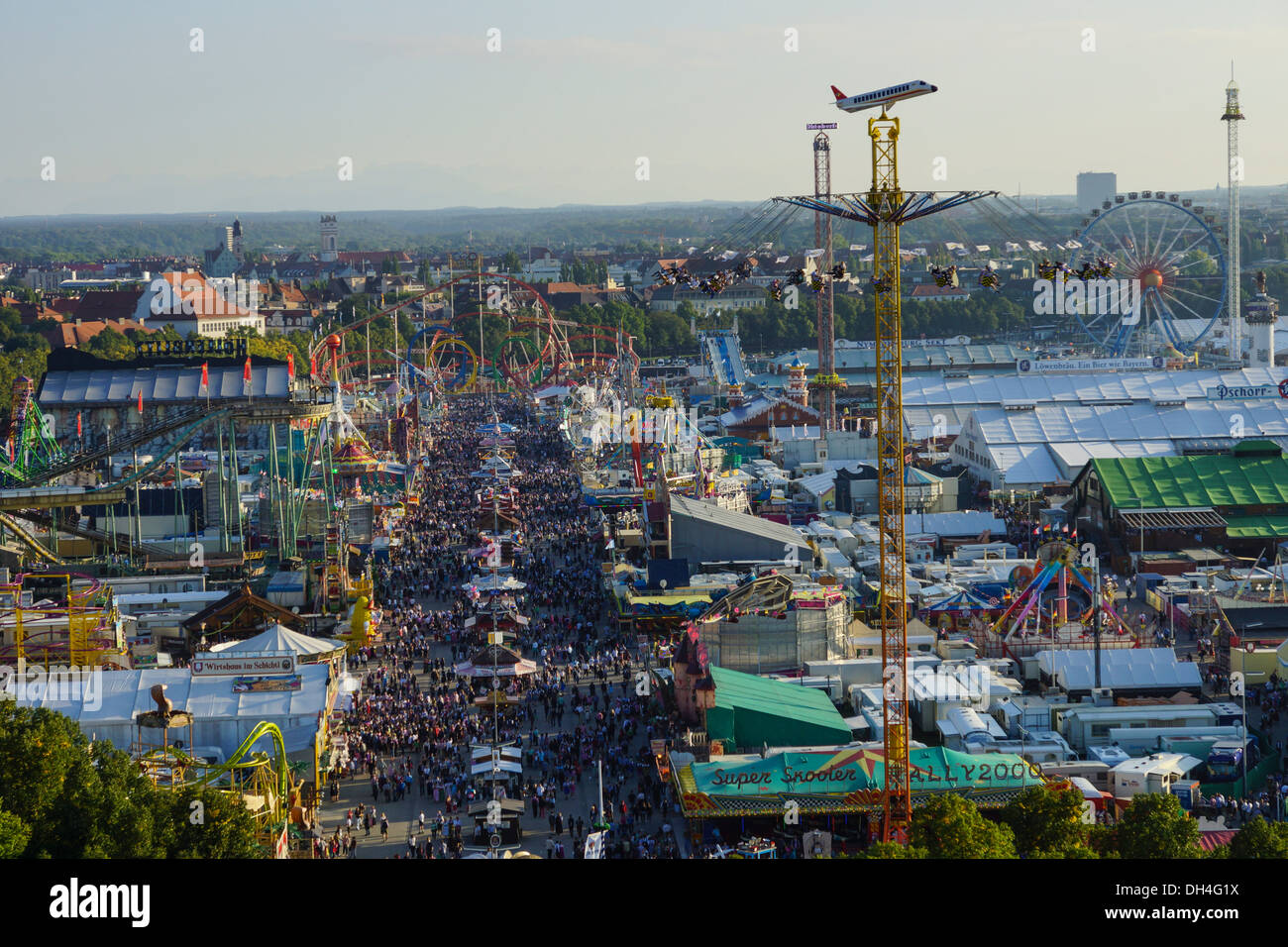 Guardare la Wiesn, Monaco di Baviera Oktoberfes festa della birra, Baviera, Germania Foto Stock