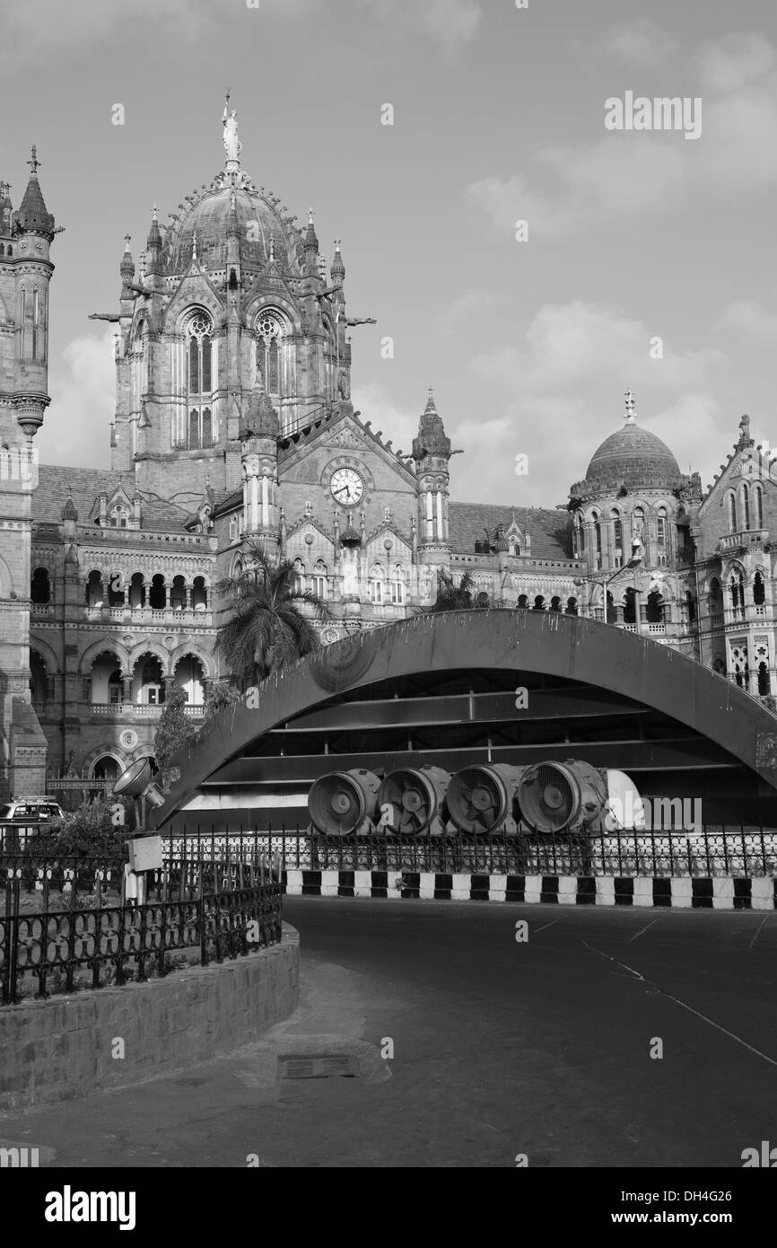 Scarico della metropolitana a VT Victoria Terminus Stazione ferroviaria Edificio Mumbai Maharashtra India Asia maggio 2012 Foto Stock