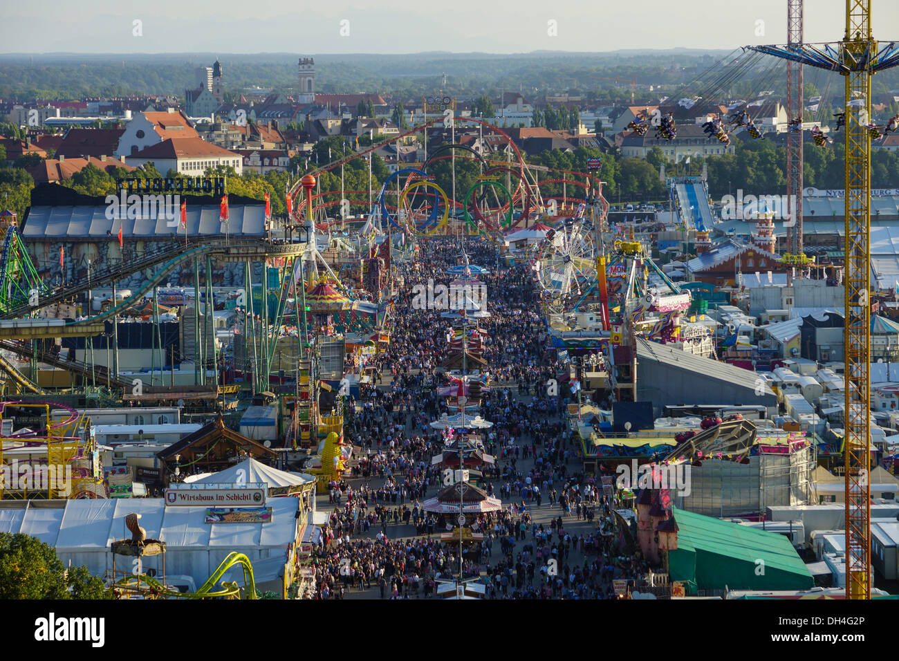 Guardare la Wiesn, Monaco di Baviera Oktoberfes festa della birra, Baviera, Germania Foto Stock