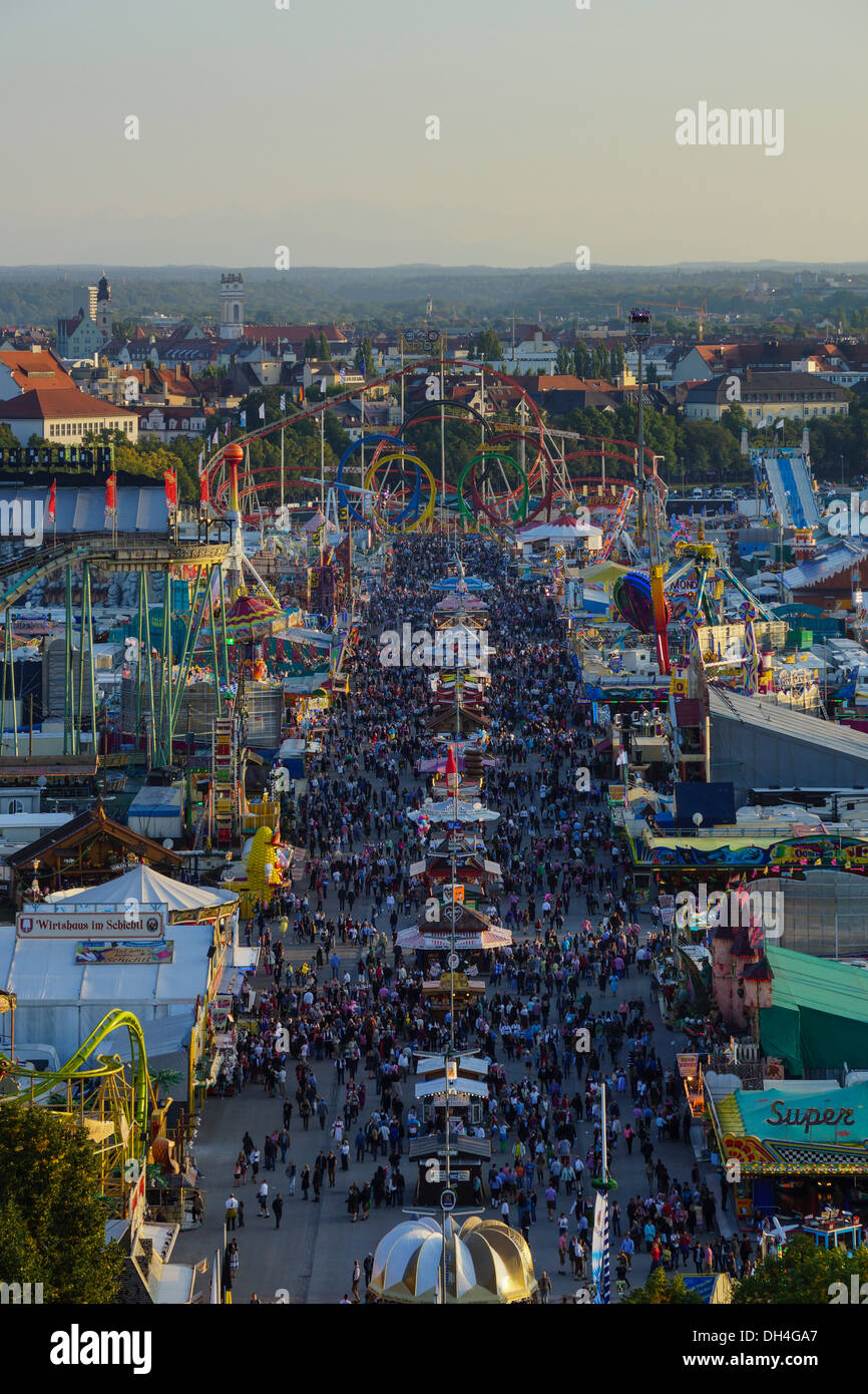 Guardare la Wiesn, Monaco di Baviera Oktoberfes festa della birra, Baviera, Germania Foto Stock