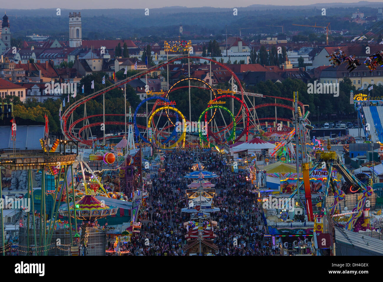 Guardare la Wiesn, Monaco di Baviera Oktoberfes festa della birra, Baviera, Germania Foto Stock