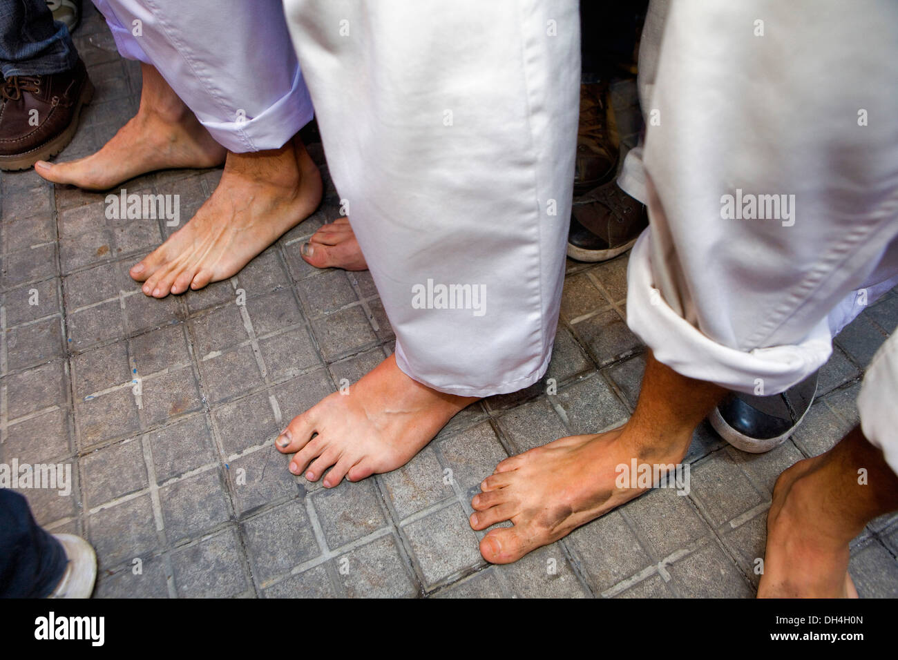 Piedi di Castellers.Colla Vella dels Xiquets de Valls."Castellers" pronti per costruire una torre umana Foto Stock