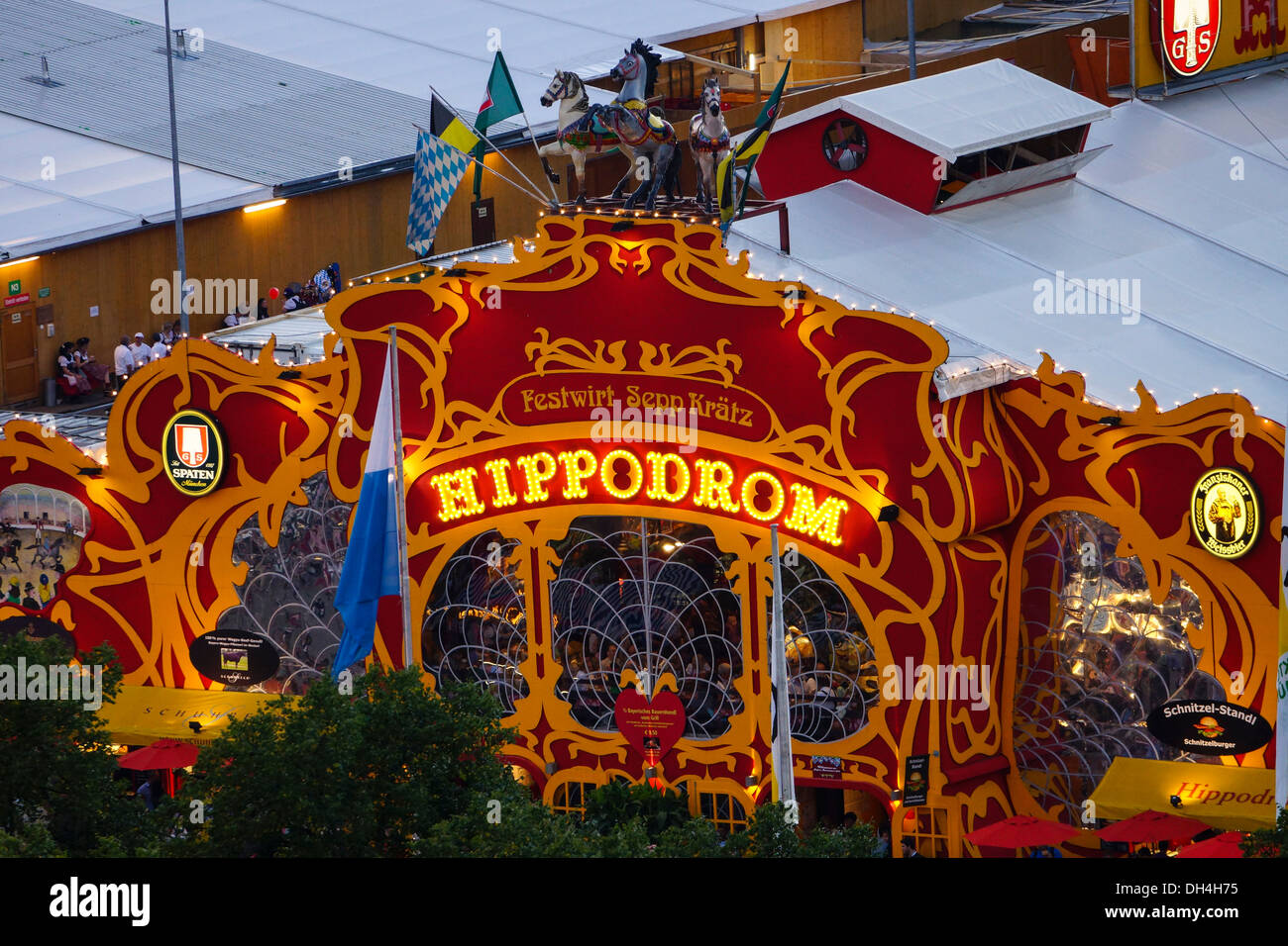 Guardare la Wiesn, Monaco di Baviera Oktoberfes festa della birra, Baviera, Germania Foto Stock