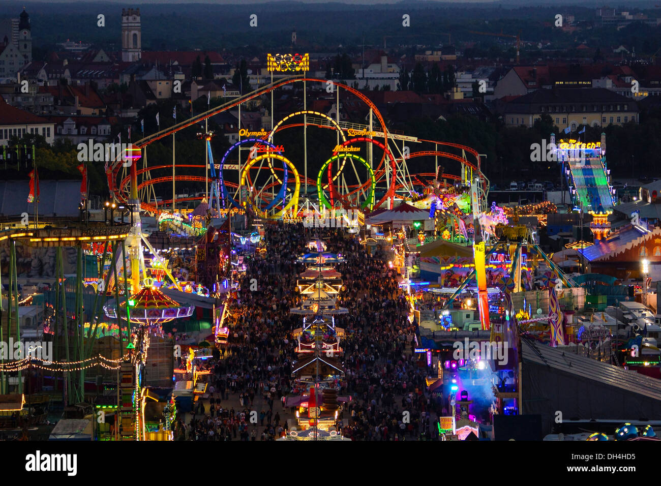 Guardare la Wiesn, Monaco di Baviera Oktoberfes festa della birra, Baviera, Germania Foto Stock