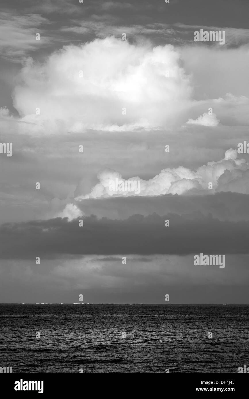 Mare arabico e cielo nuvoloso Charni Road Mumbai Maharashtra India Asia Luglio 2012 Foto Stock