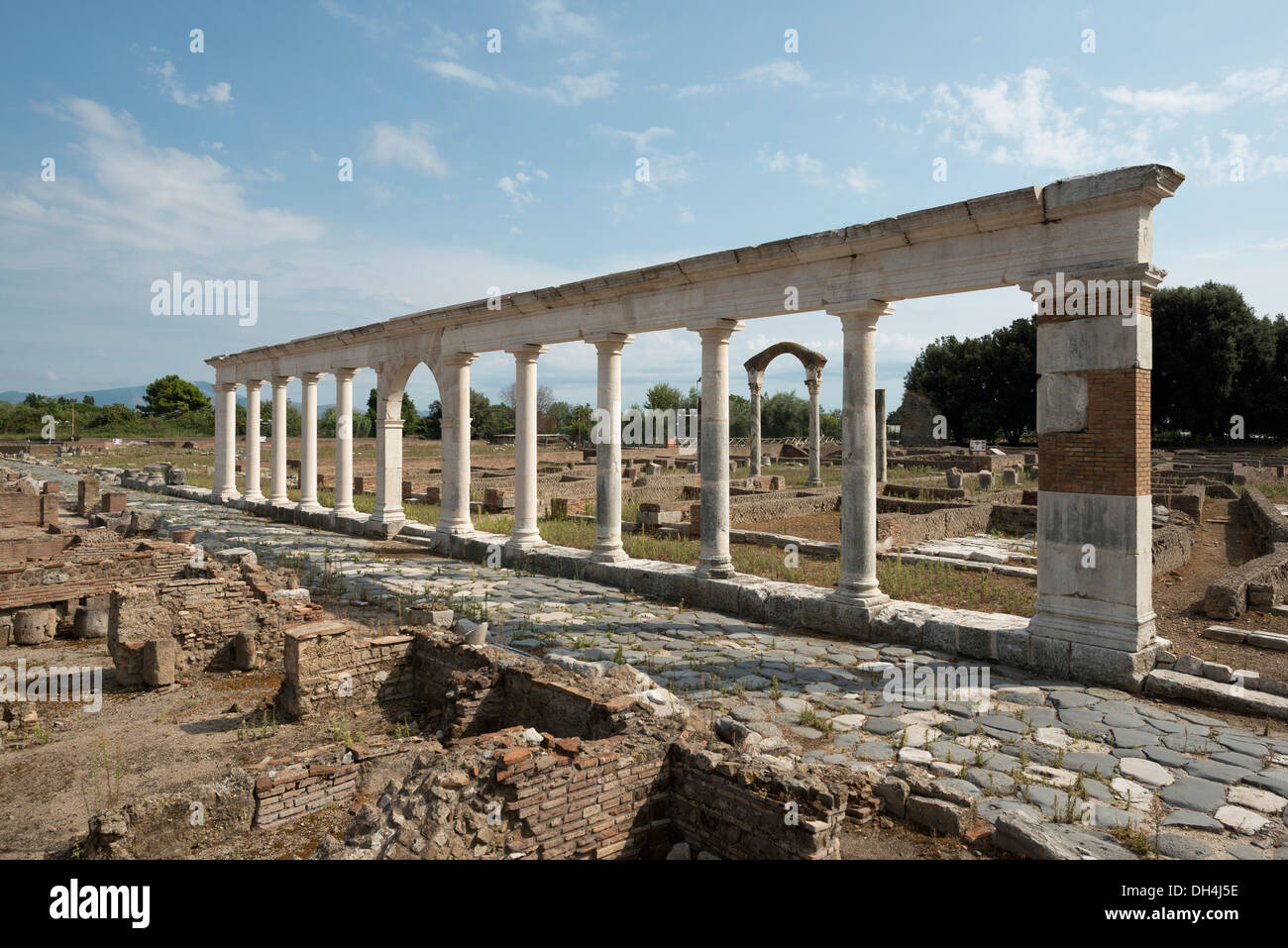 Minturno. L'Italia. Sito Archaeolgical dell'antico insediamento di Minturnae. Il portico del macellum sulla via Appia. Foto Stock