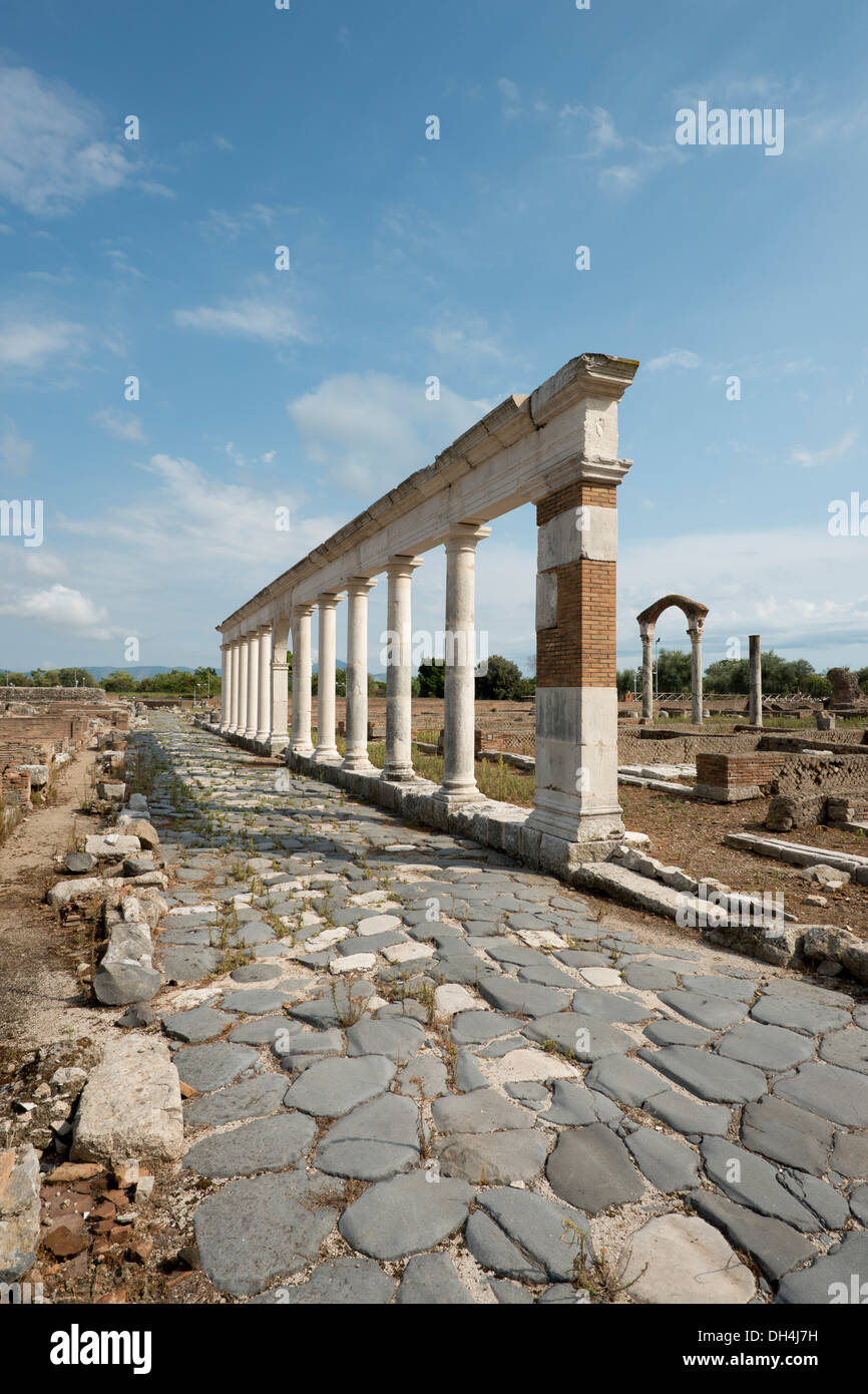 Minturno. L'Italia. Sito Archaeolgical dell'antico insediamento di Minturnae. Il portico del macellum sulla via Appia. Foto Stock