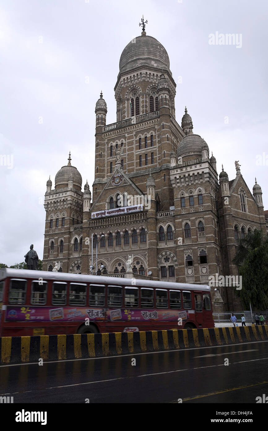 Miglior bus davanti all edificio BMC Municipal Corporation la costruzione di Mumbai Maharashtra India Asia Luglio 2012 Foto Stock