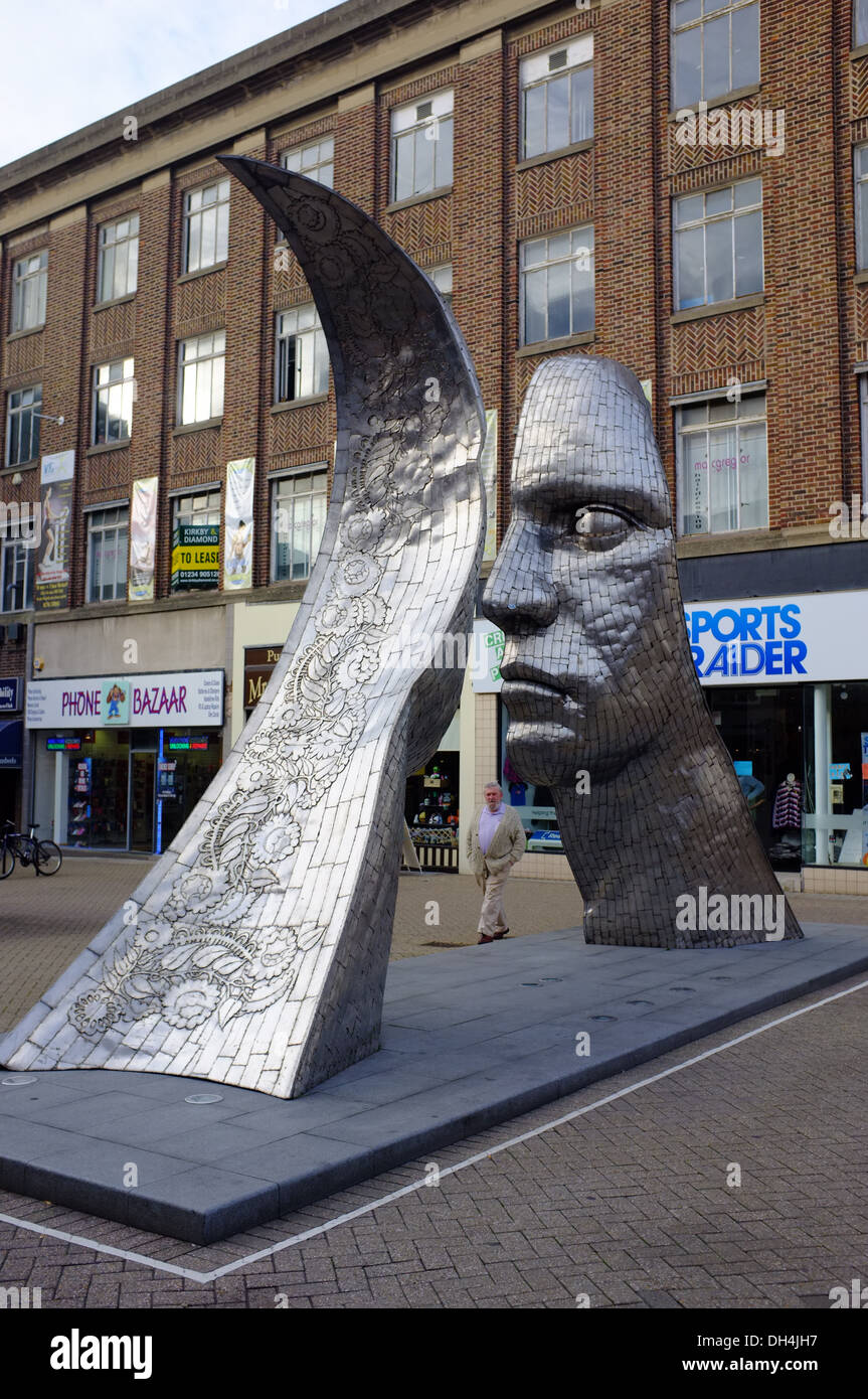 In metallo saldato scultura di due facce da Rick Kirby su Silver street in Bedford, Inghilterra Foto Stock