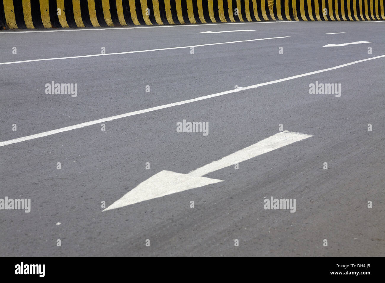 Freccia segno del traffico su strada e su strada il divisore del Maharashtra Mumbai India Asia Luglio 2012 Foto Stock