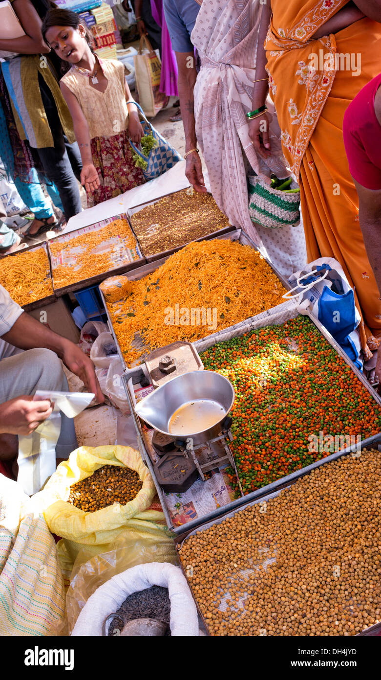 Indiano fritti gustosi snack alimentare per la vendita in un mercato indiano. Andhra Pradesh, India Foto Stock