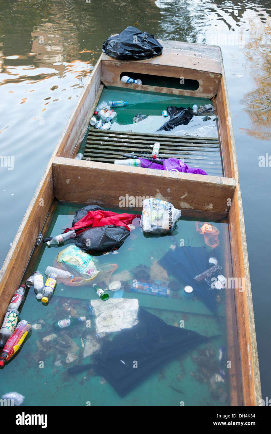 Un punt a Cambridge Regno Unito piena di spazzatura e acqua Foto Stock