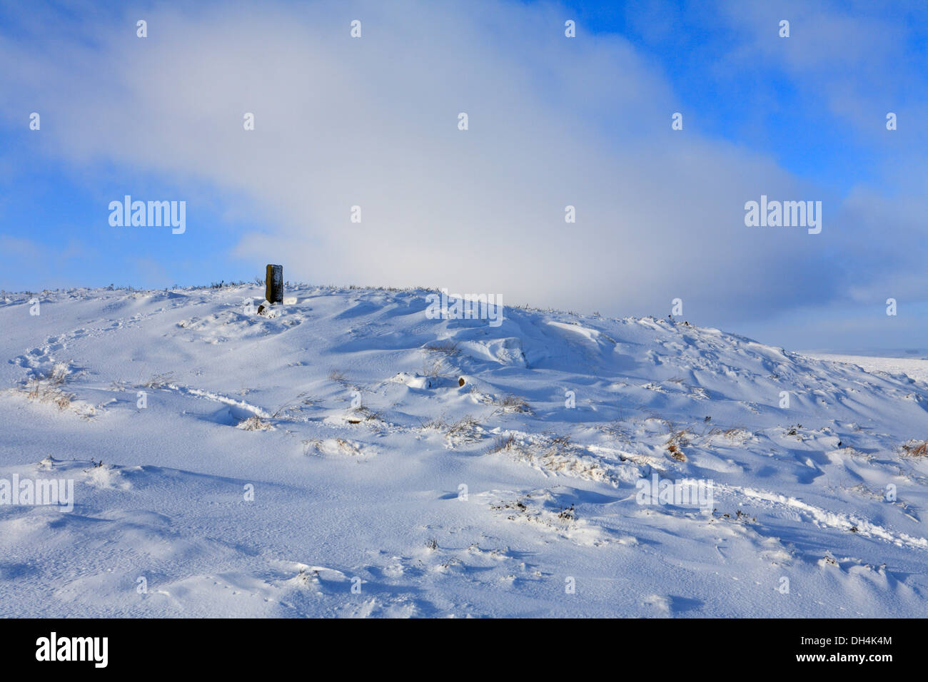 Neve pesante a Lanshaw Lad Cippo sul Dales modo percorso di collegamento a Ilkley Moor, Ilkley, West Yorkshire, Inghilterra, Regno Unito. Foto Stock