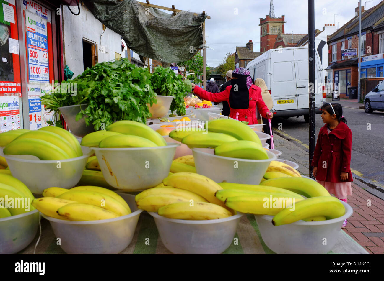 Donne islamiche in faccia al velo una frutta & verdura stallo in Luton Foto Stock