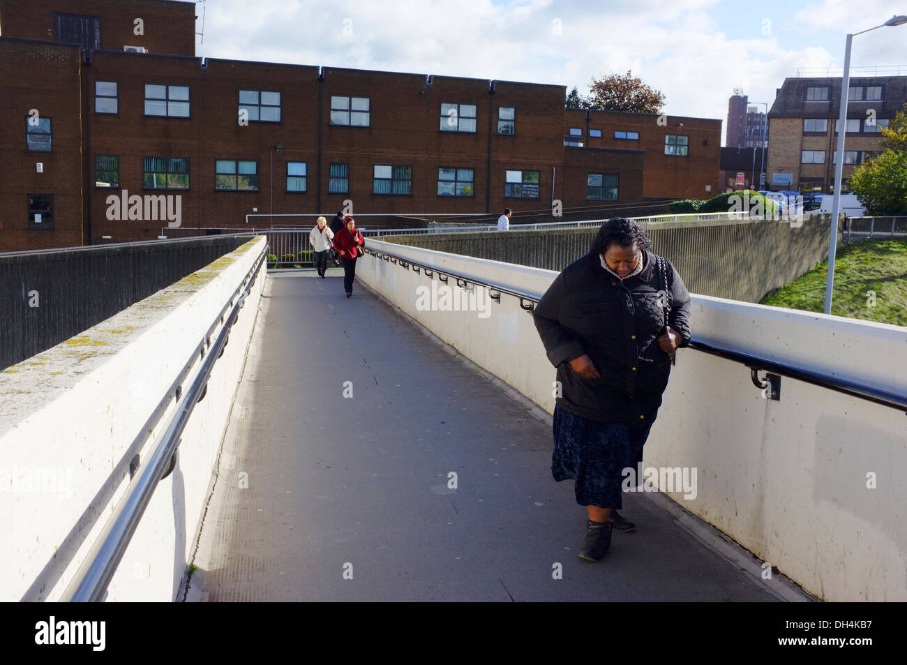 Donna obesa camminando a piedi ponte in Luton Foto Stock