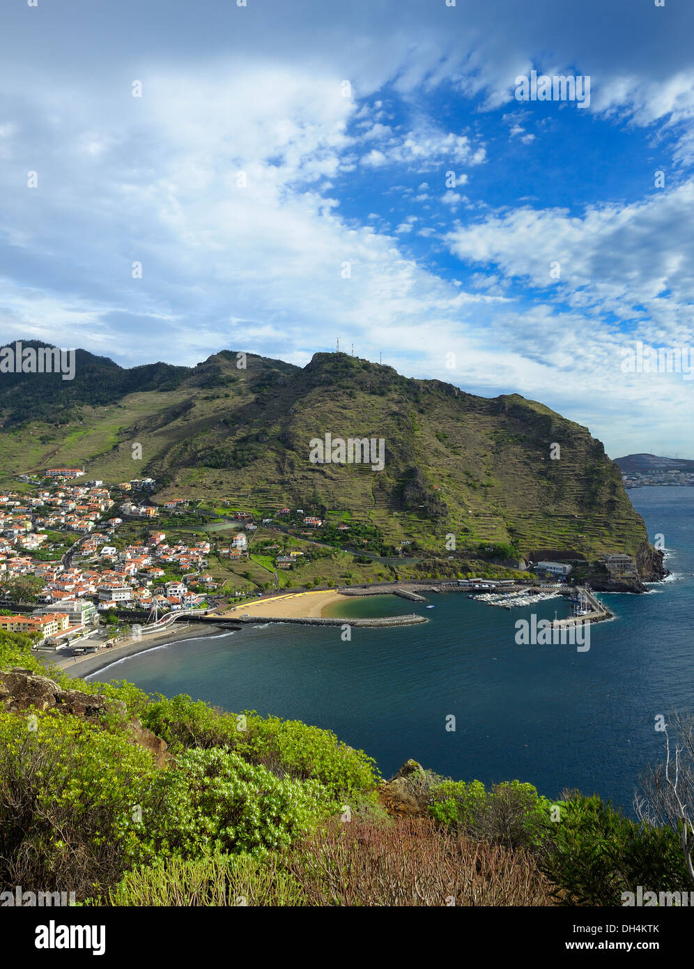 Madeira Portogallo. Una veduta aerea della città costiera di Machico Foto Stock