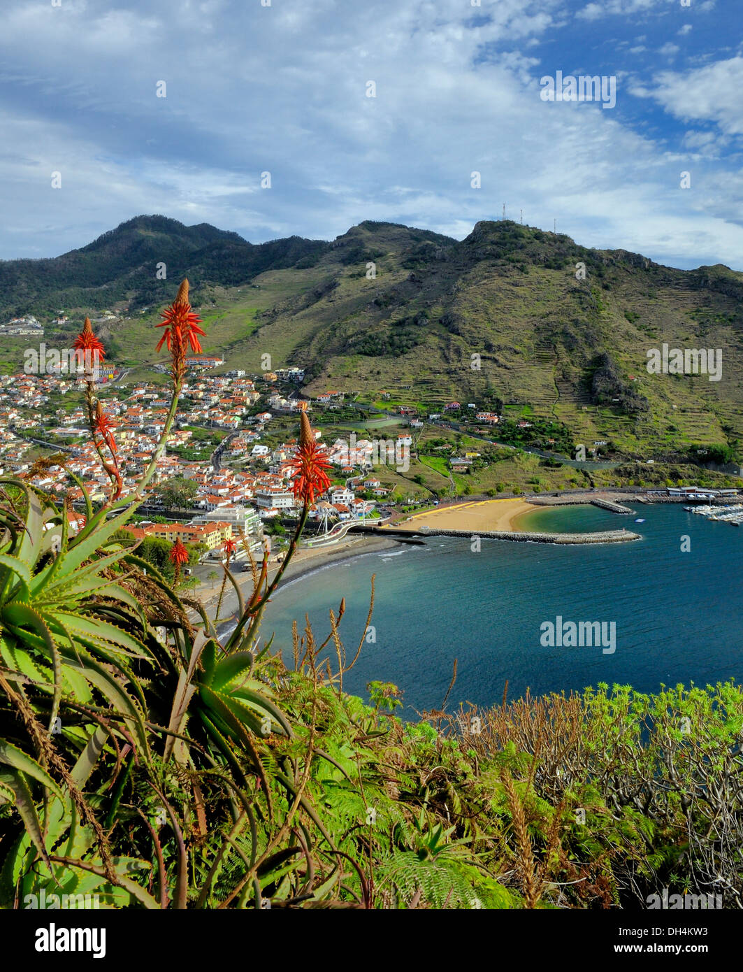 Madeira Portogallo. Una veduta aerea della città costiera di Machico Foto Stock