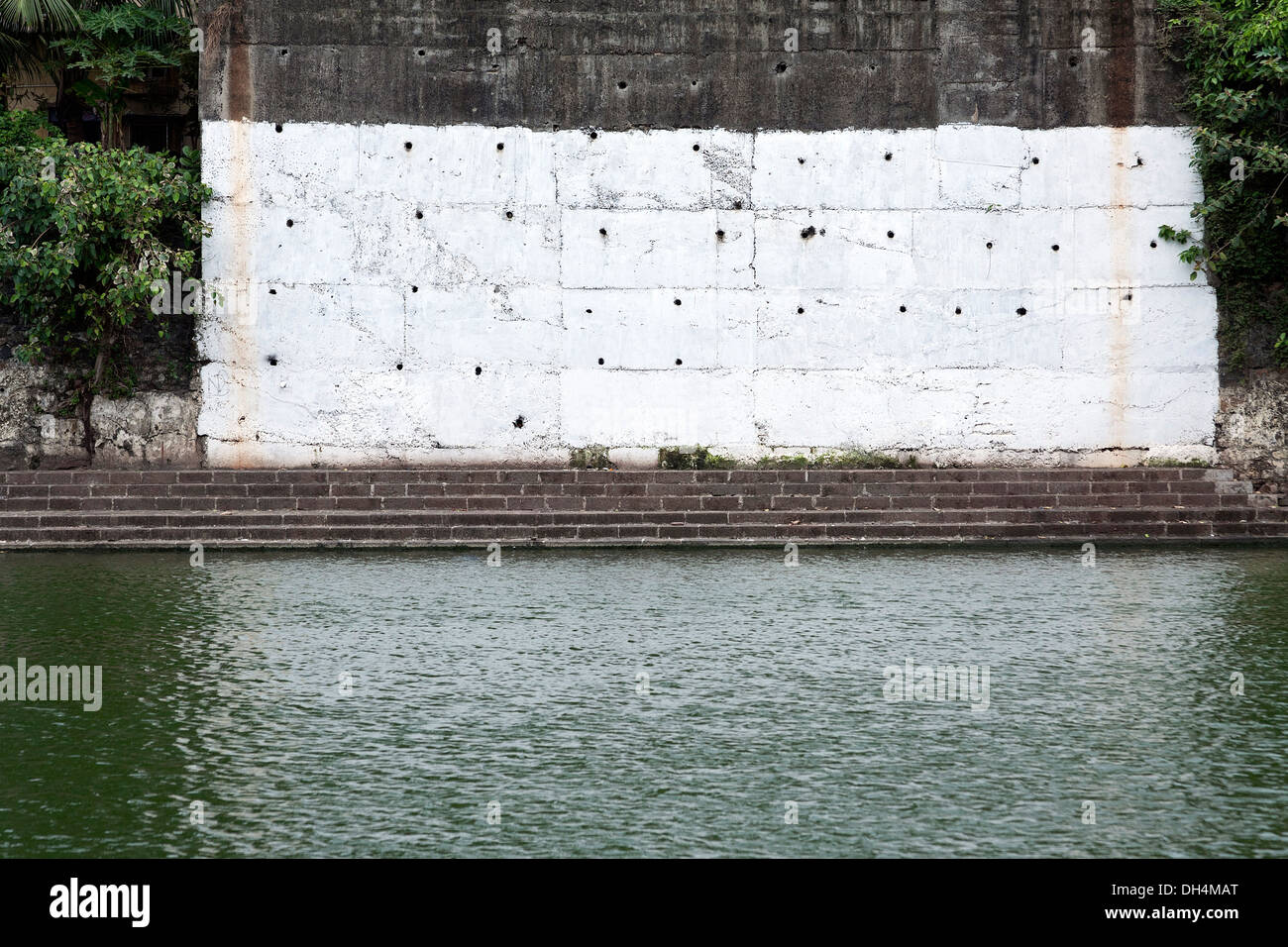 Muro Bianco e Banganga Serbatoio acqua Walkeshwar Mumbai India Maharashtra 2012 Foto Stock