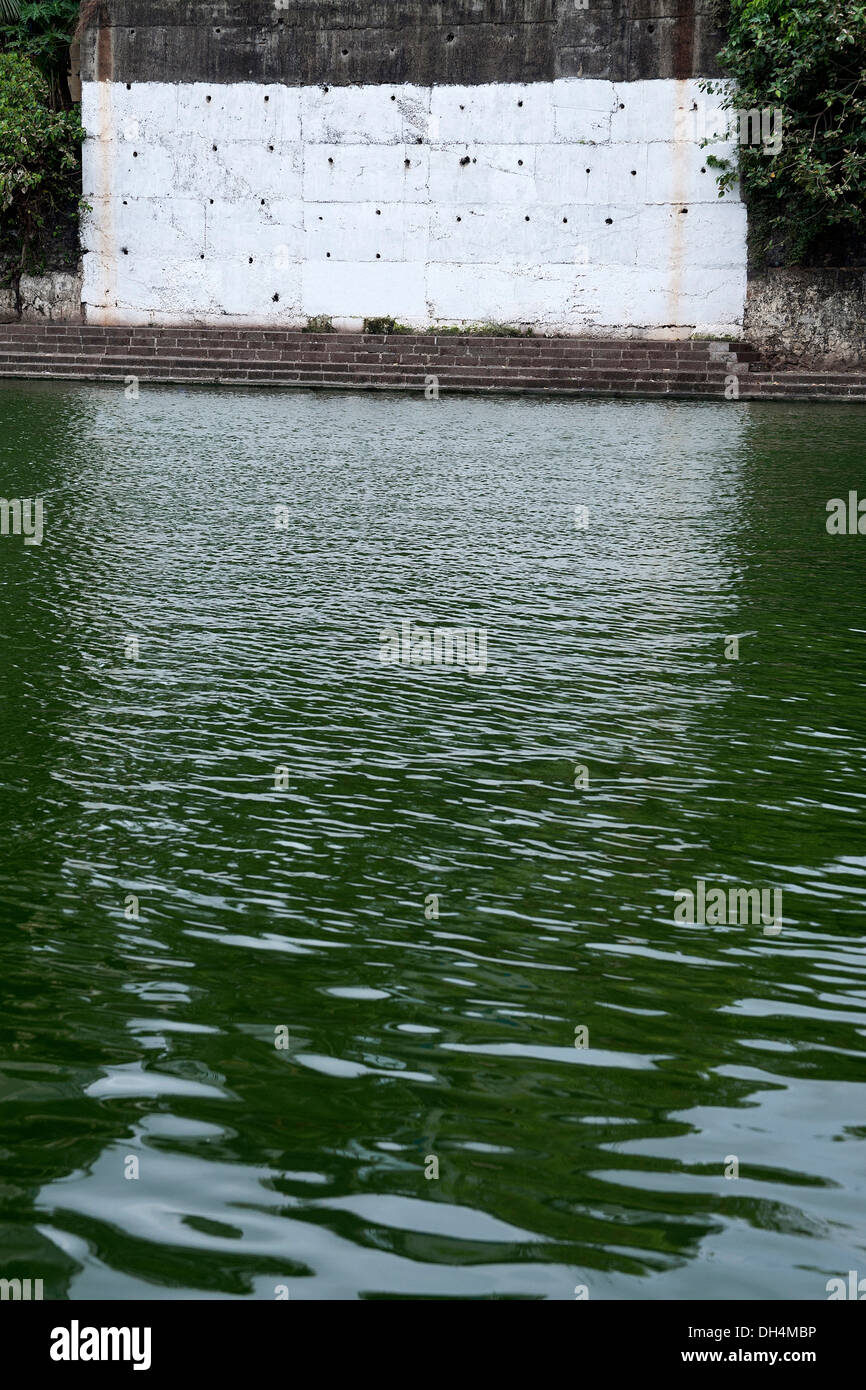 Muro Bianco e Banganga Serbatoio acqua Walkeshwar Mumbai India Maharashtra 2012 Foto Stock