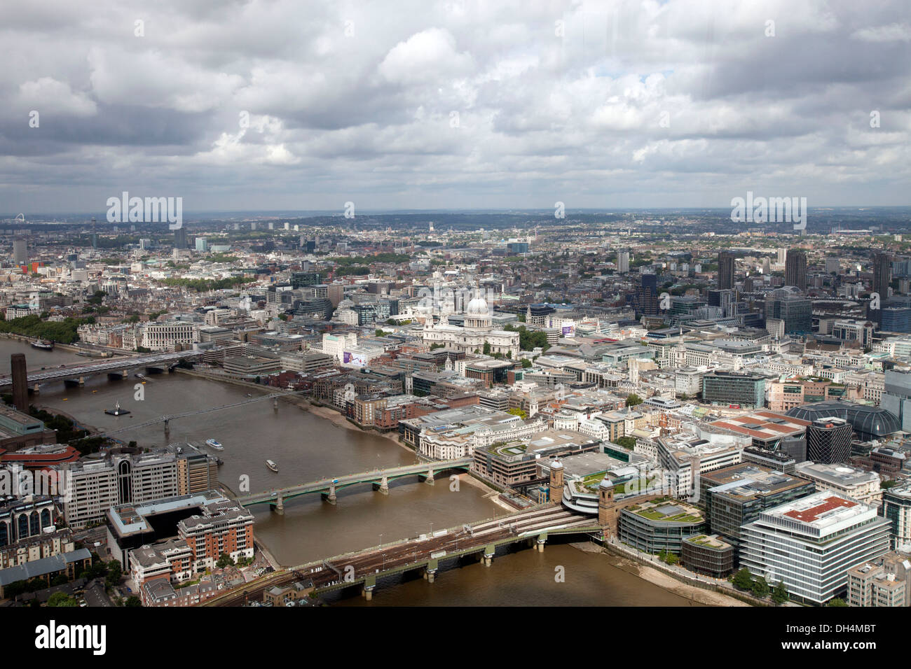 Una vista generale del Tamigi e la Cattedrale di St Paul e dalla "Vista da Shard' il pubblico più elevato di ga di osservazione Foto Stock