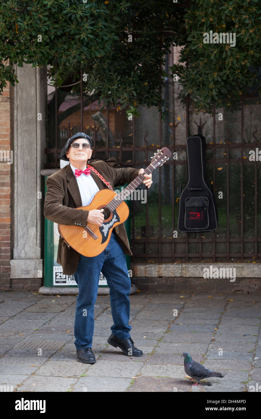 Un cantante di strada effettuando in corrispondenza di San Rocco piazza vicino alla omonima chiesa e la Scuola Grande (Venezia - Italia). Chanteur des rues. Foto Stock