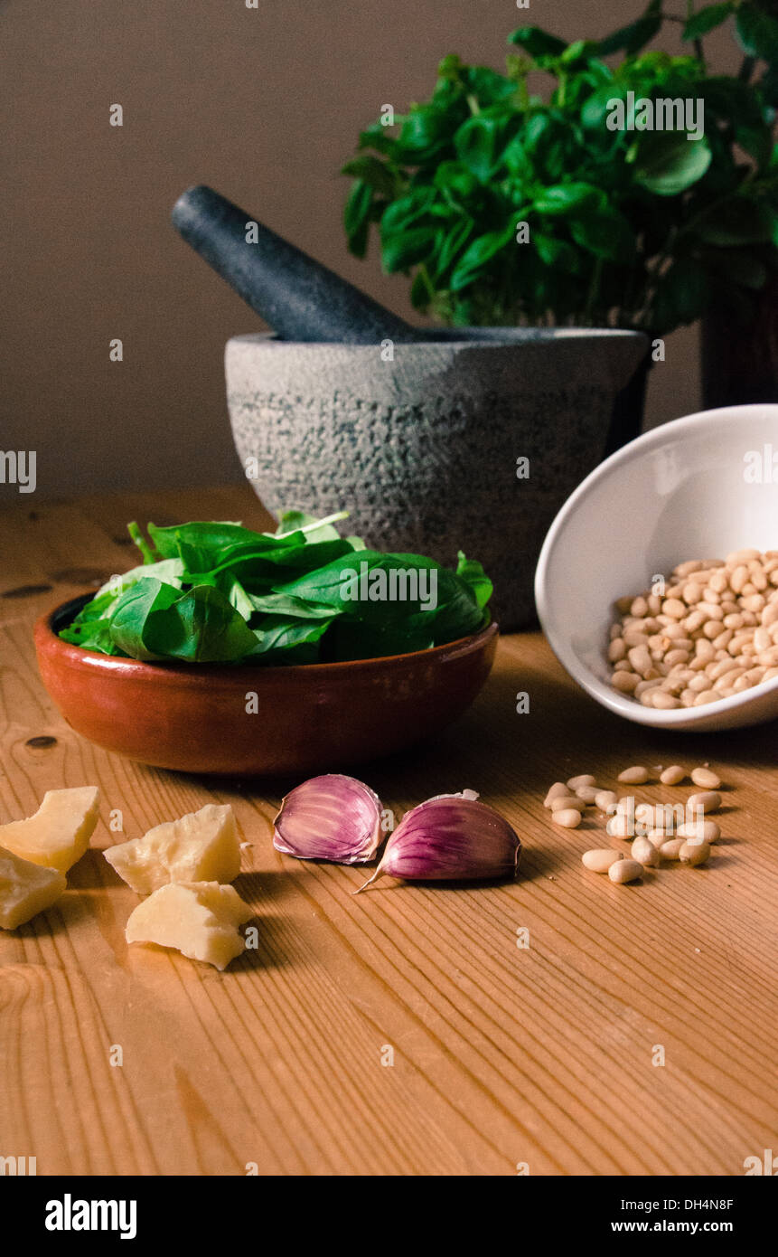 Come preparare il pesto con ingredienti freschi Foto Stock
