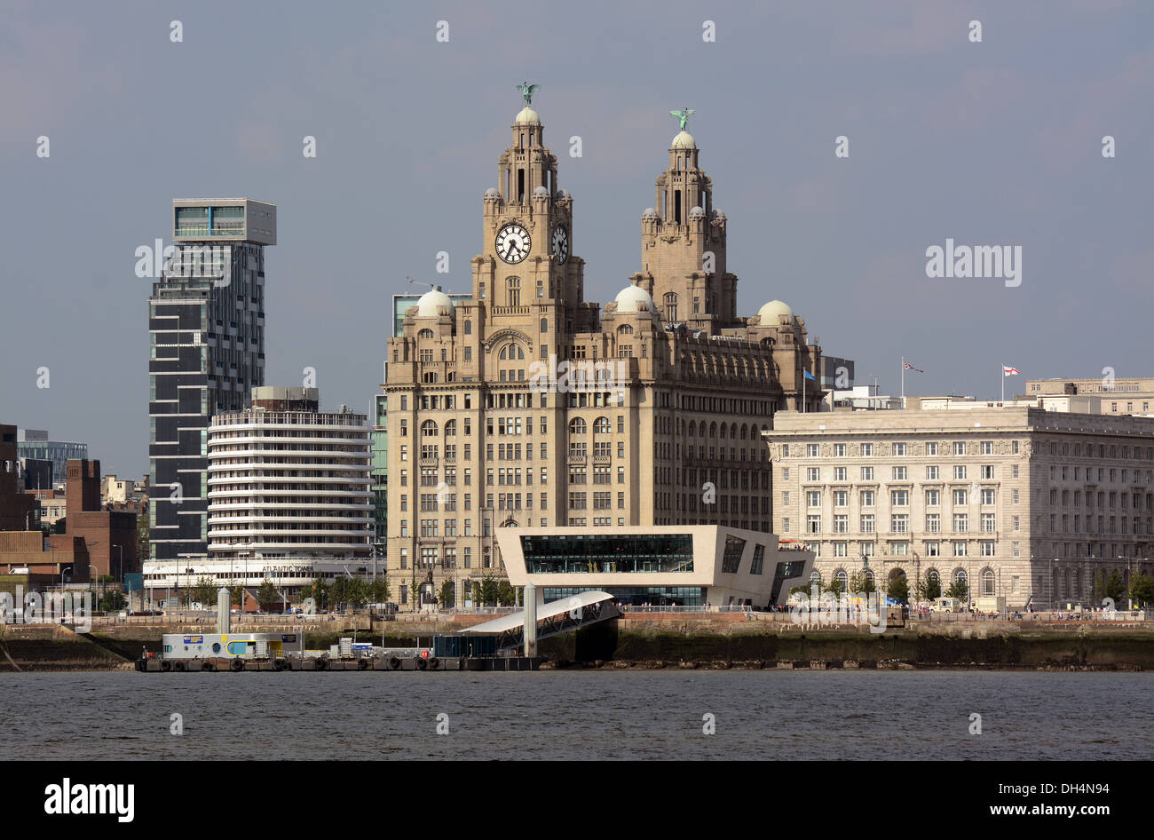 Il Royal Liver Building da un traghetto Mersey Arrivando al Pier Head. Foto Stock