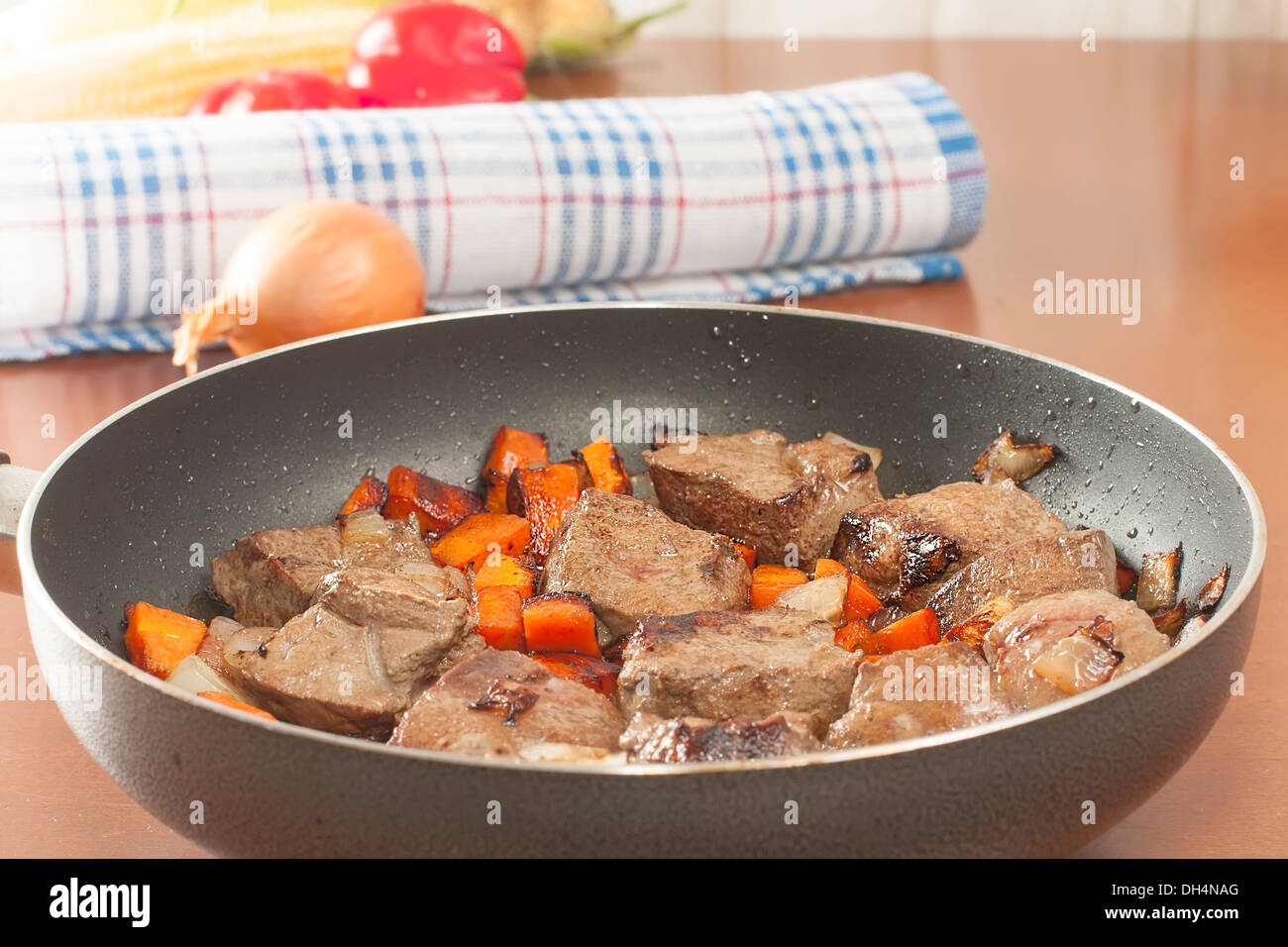 Le fette di fegato di manzo saltato con verdure in una padella Foto Stock