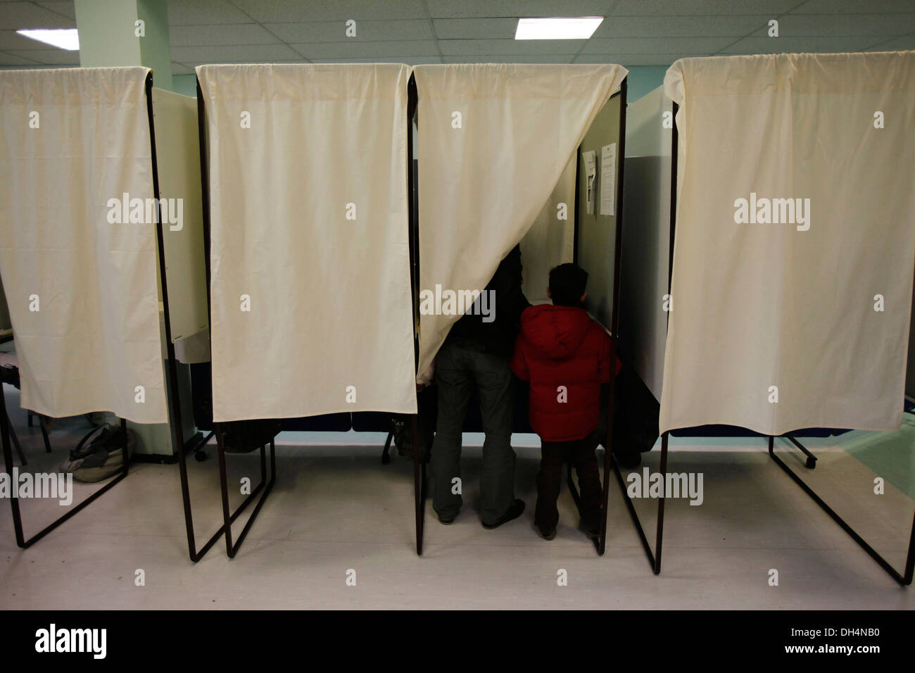 Cittadini francesi voto al Lycee Francais Charles de Gaulle a Londra il 6 maggio 2012, come la votazione inizia per la seconda tornata di Foto Stock