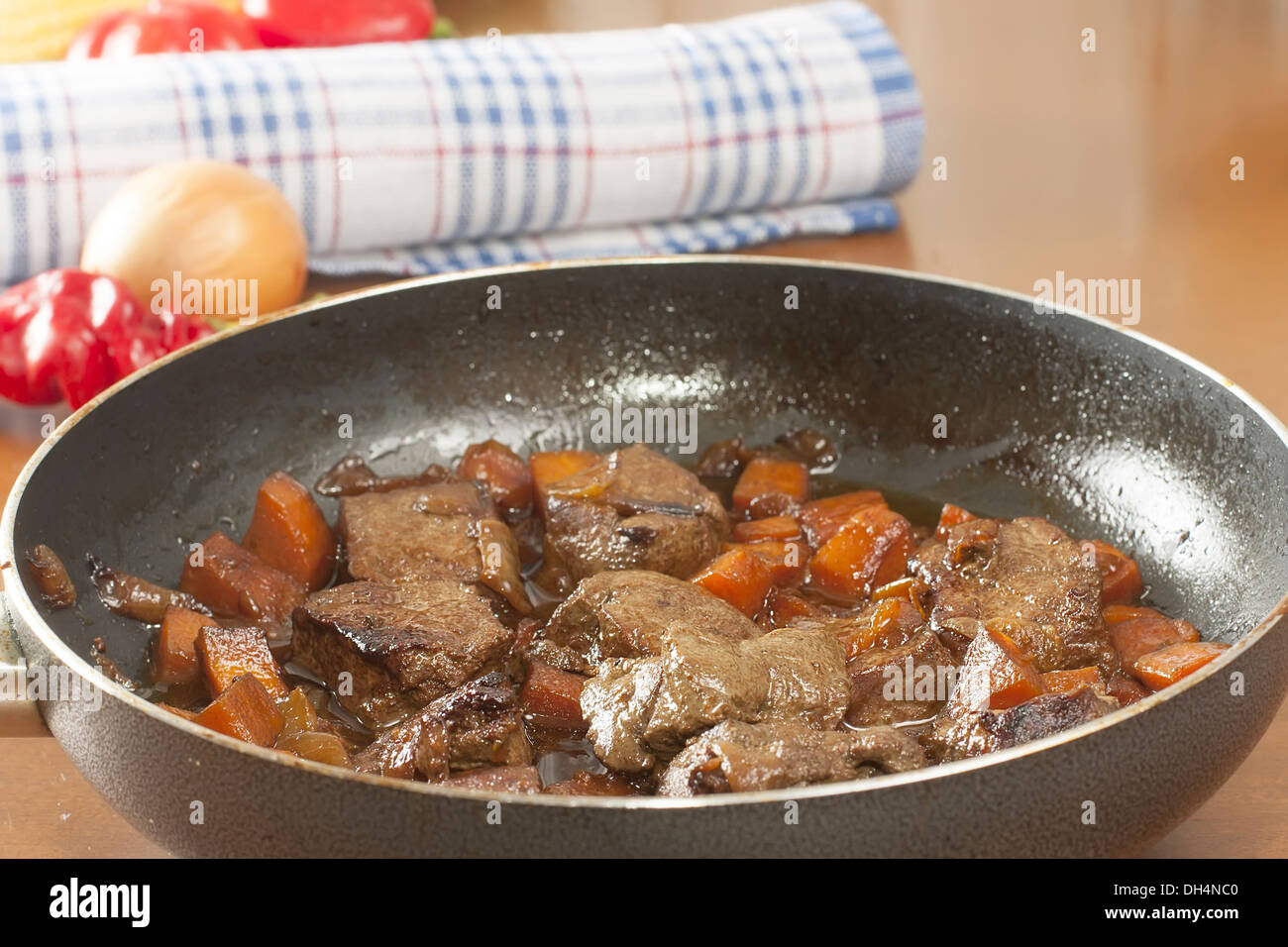 Le fette di fegato di manzo saltato con verdure in una padella Foto Stock