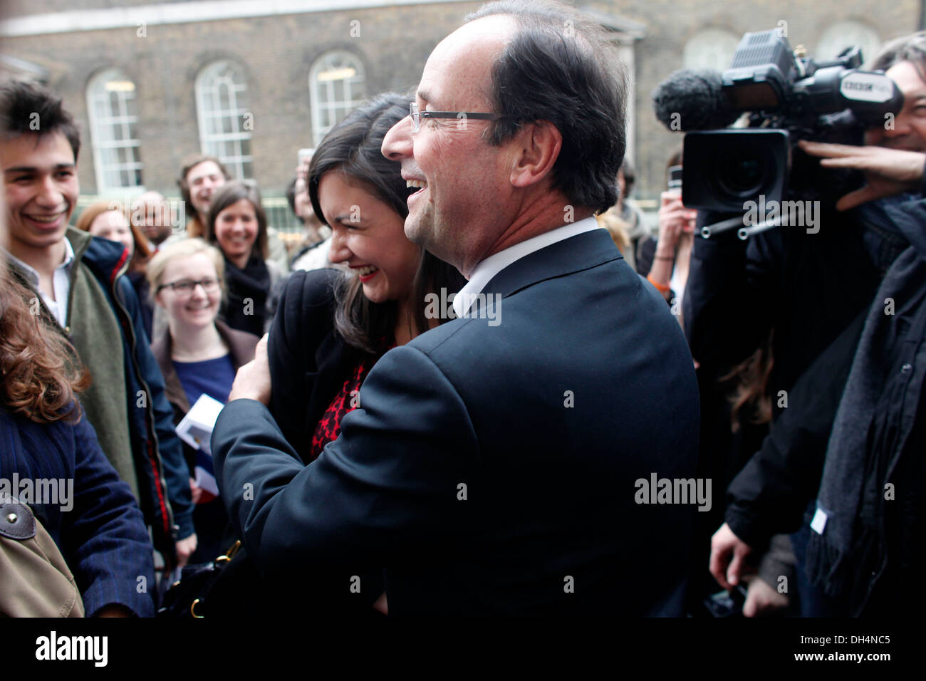 Candidata socialista per le elezioni presidenziali francesi Francois Hollande è visto in King's Collage durante la sua visita in Londo Foto Stock