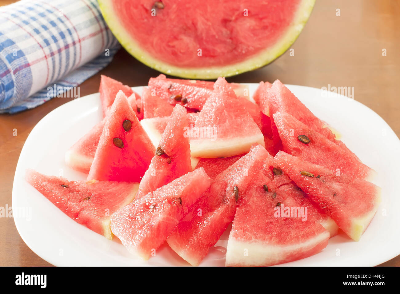 Anguria fresco tagliato a fette per la salatura Foto Stock