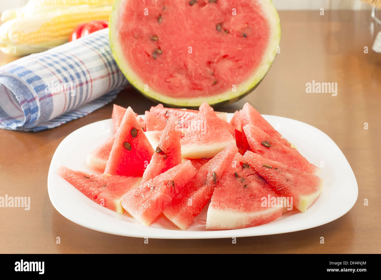 Anguria fresco tagliato a fette per la salatura Foto Stock