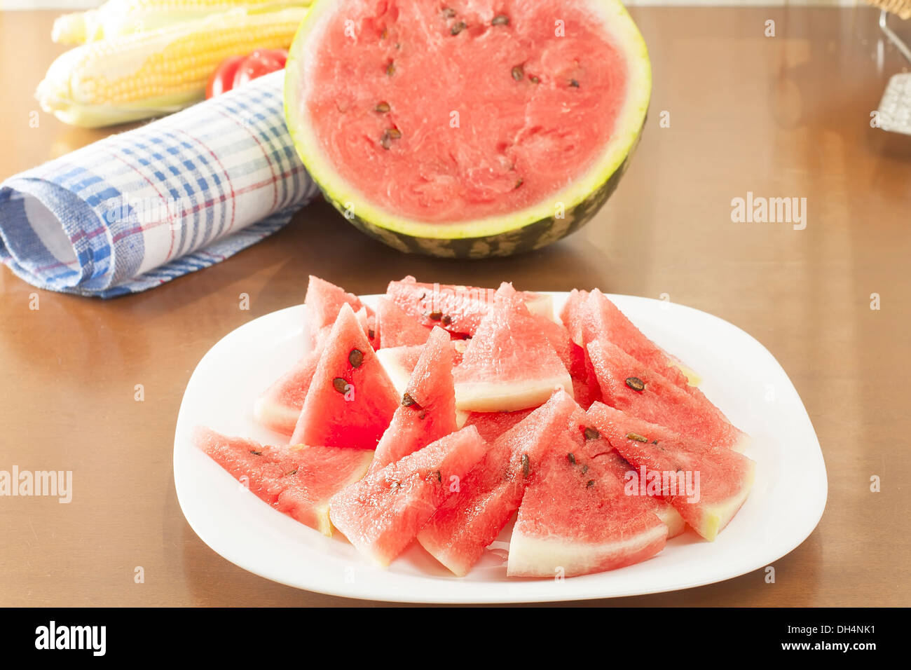 Anguria fresco tagliato a fette per la salatura Foto Stock