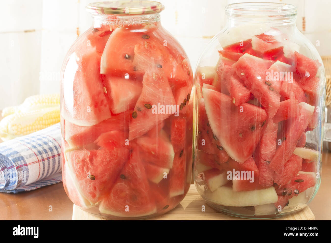 Anguria fresco tagliato a fette per la salatura Foto Stock