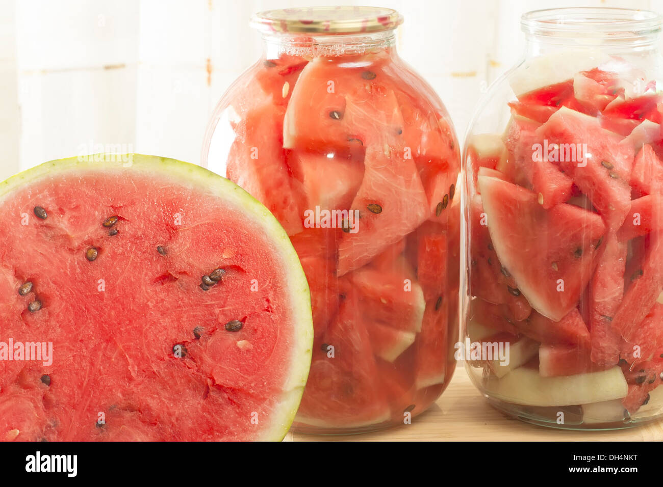 Anguria fresco tagliato a fette per la salatura Foto Stock