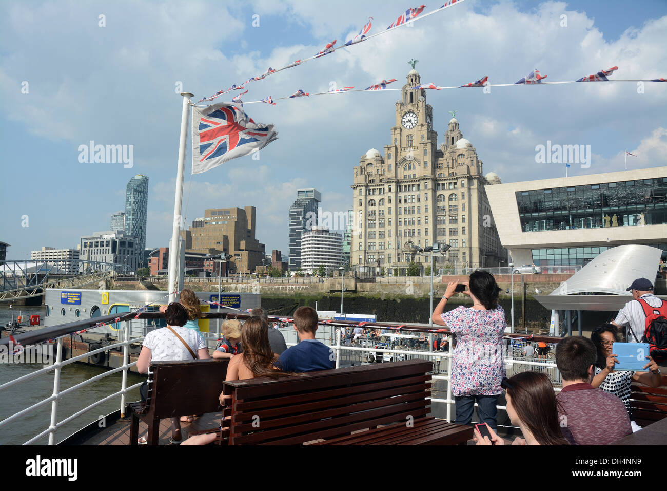 Il Royal Liver Building visto attraverso il flag da un traghetto Mersey Arrivando al Pier Head. Foto Stock