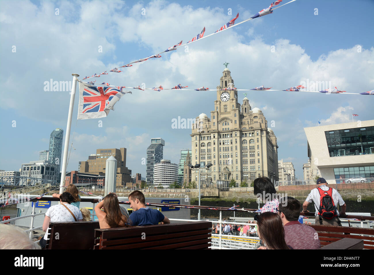 Il Royal Liver Building visto attraverso il flag da un traghetto Mersey Arrivando al Pier Head. Passeggeri Foto Stock