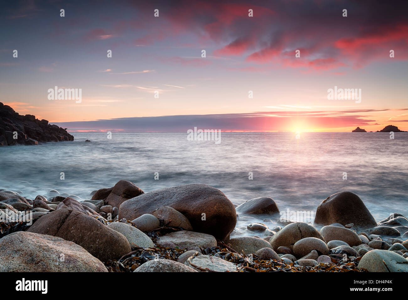 Il sole tramonta su Porth Nanven Cove vicino a Penzance in Cornovaglia, noto anche come Cot Valley Foto Stock