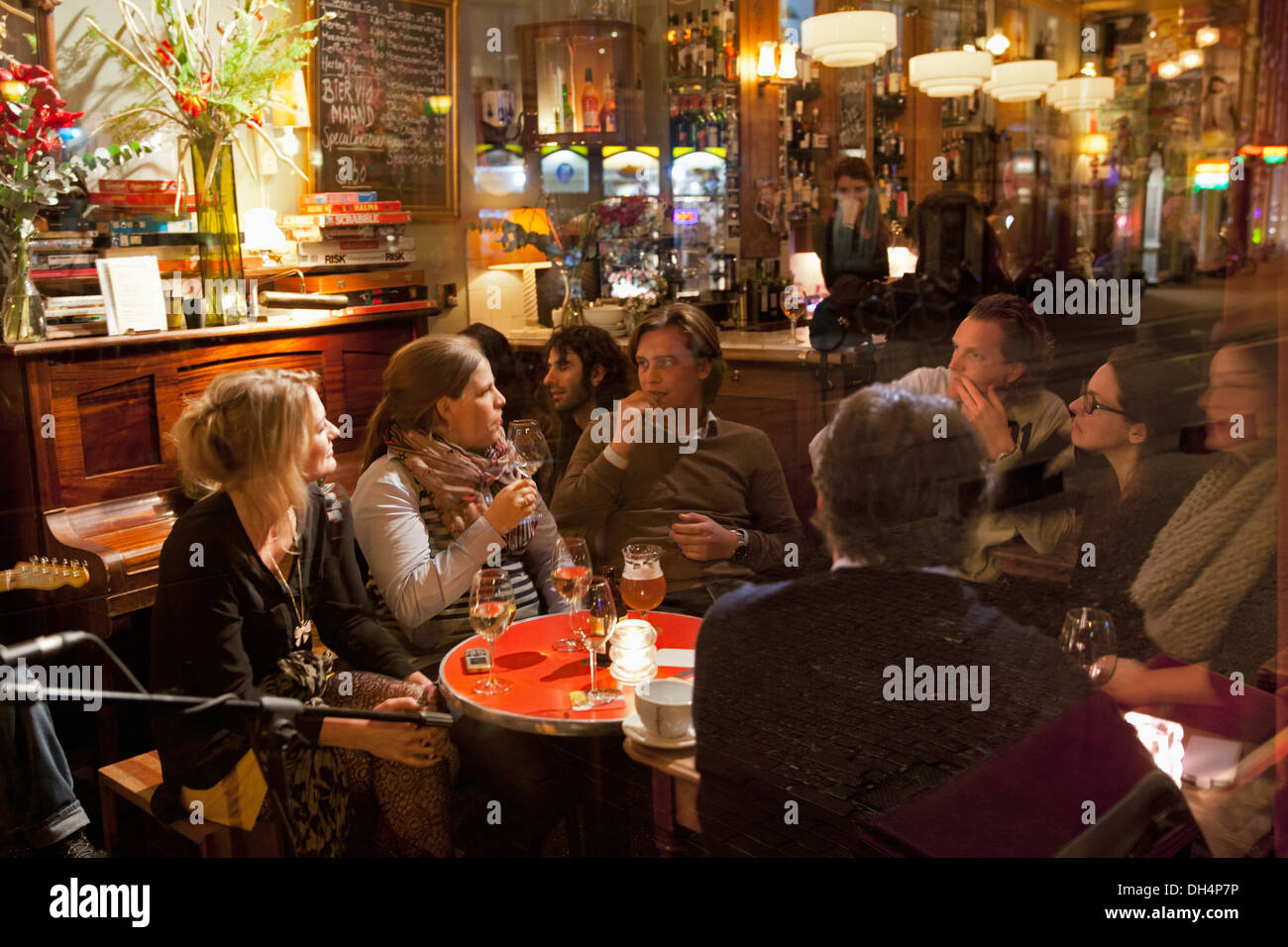 Paesi Bassi, Amsterdam, persone chiacchierando e gustando un drink in brown cafè chiamato Moncafe Foto Stock