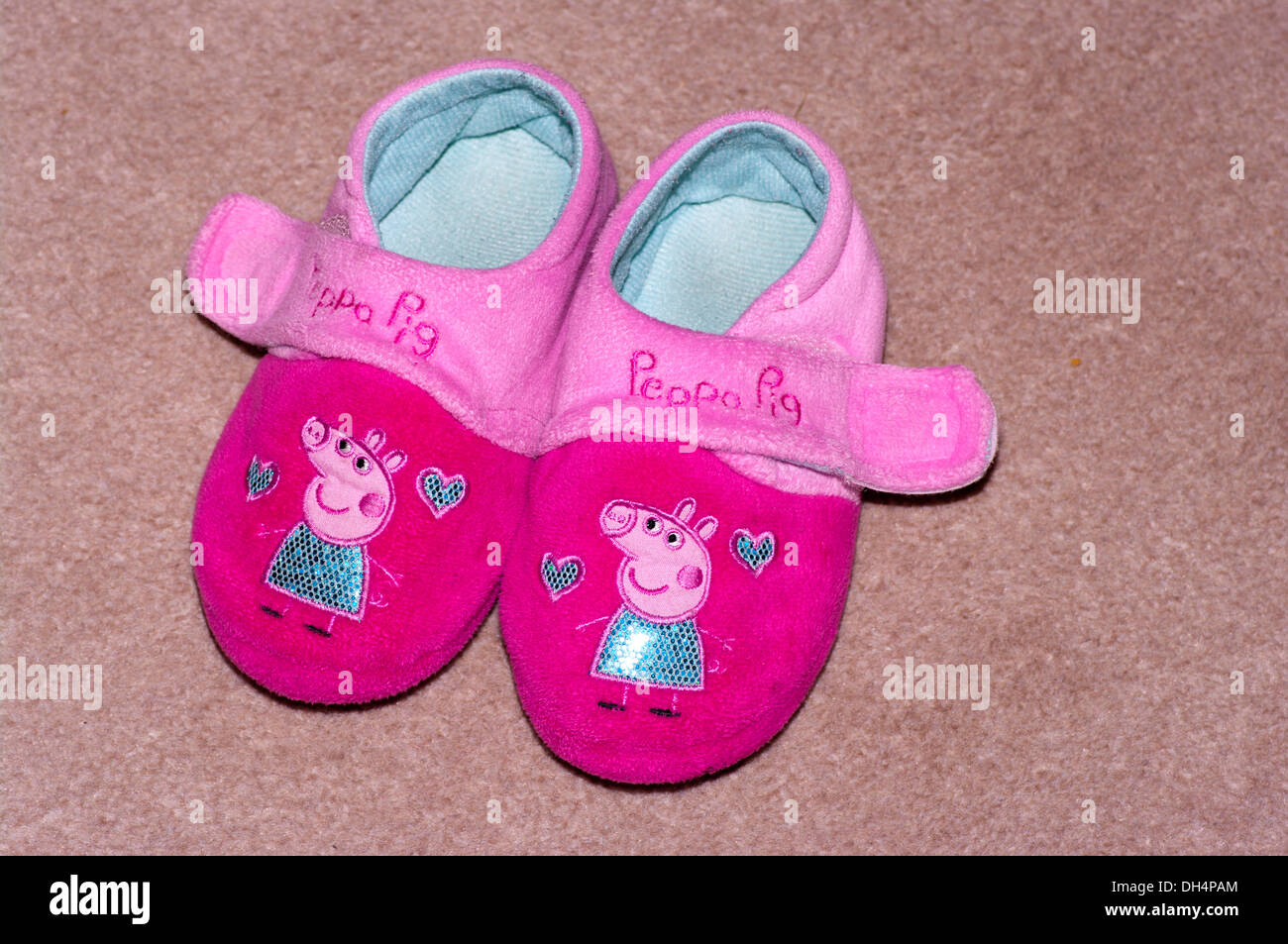 Coppia di Peppa Pig Pantofole per bambini Foto Stock