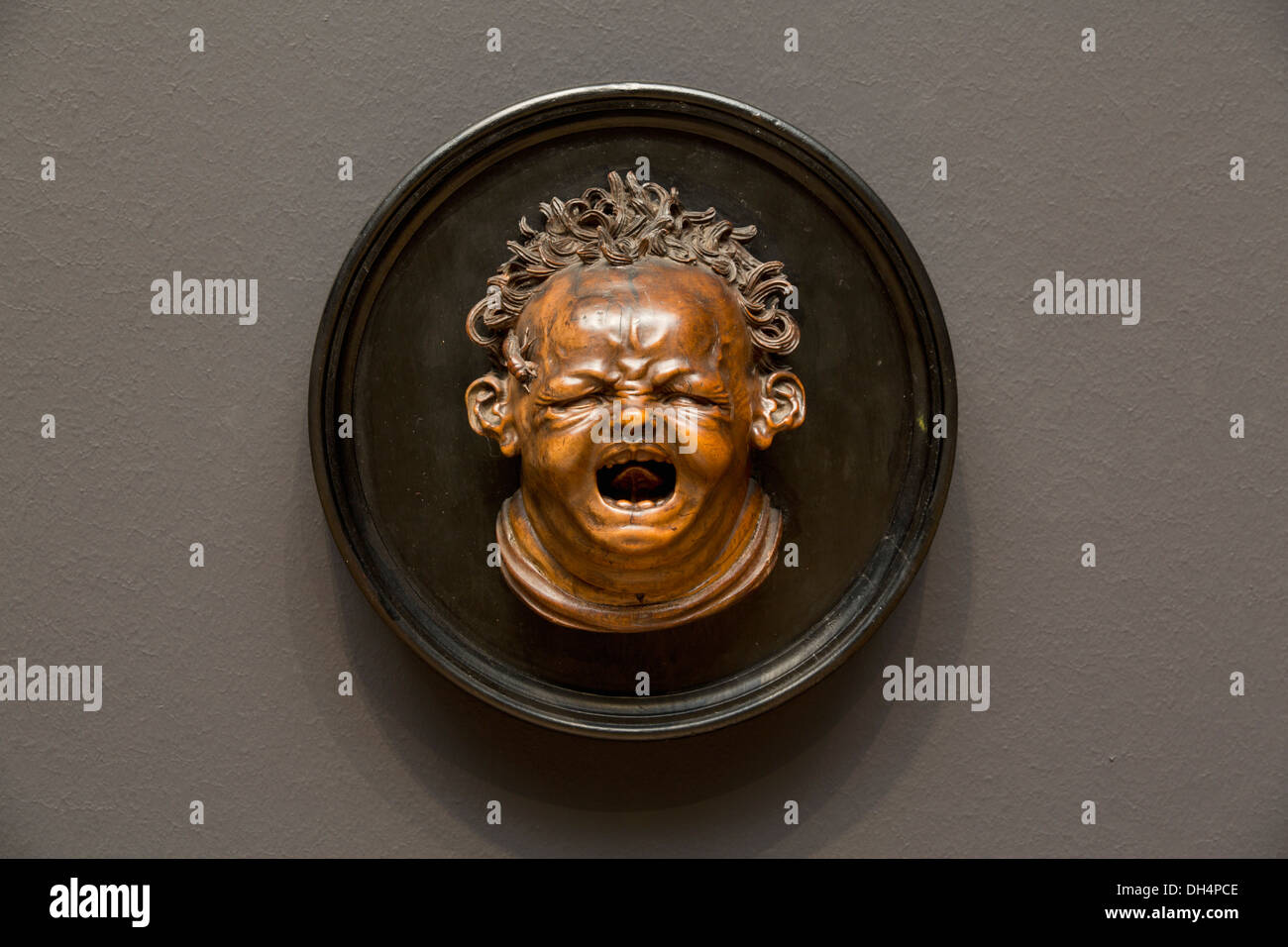 Paesi Bassi, Amsterdam, Rijksmuseum. Scultura in legno di pianto baby Foto Stock