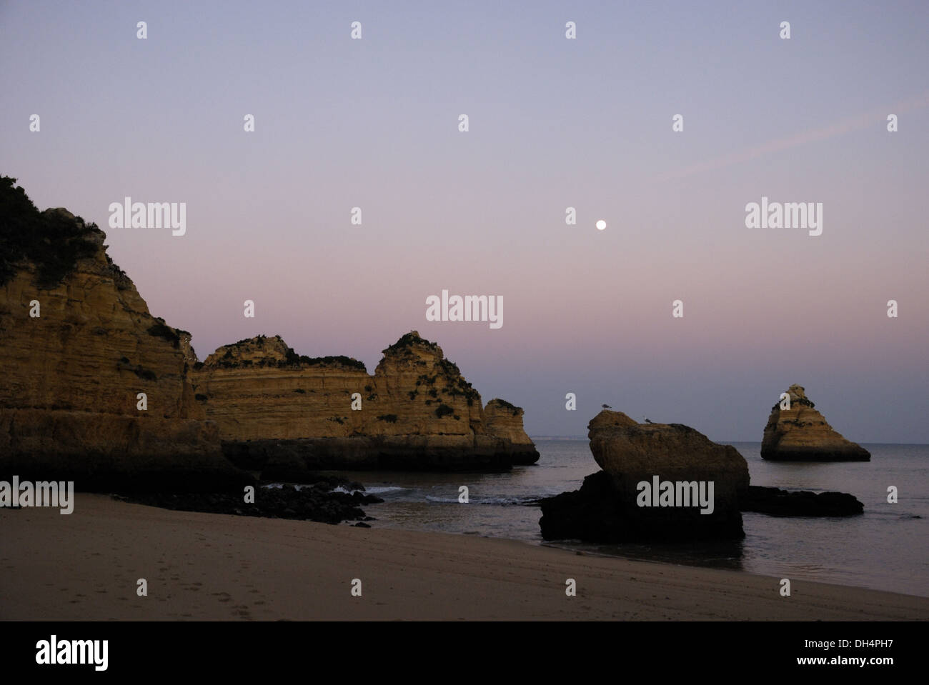 Luna piena su Praia da Dona Ana a Lagos Foto Stock