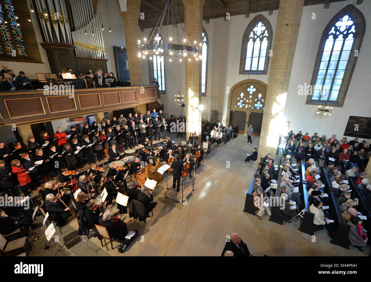 Erfurt, Germania. 31 ott 2013. Un coro e orchestra di eseguire durante la Messa nel monastero di Sant Agostino a Erfurt, Germania, 31 ottobre 2013. I cristiani evangelici in Turingia celebrare il Giorno della Riforma con masse, come pure con i concerti, presentazioni, escursioni e spettacoli teatrali. Foto: Marc Tirl/dpa/Alamy Live News Foto Stock