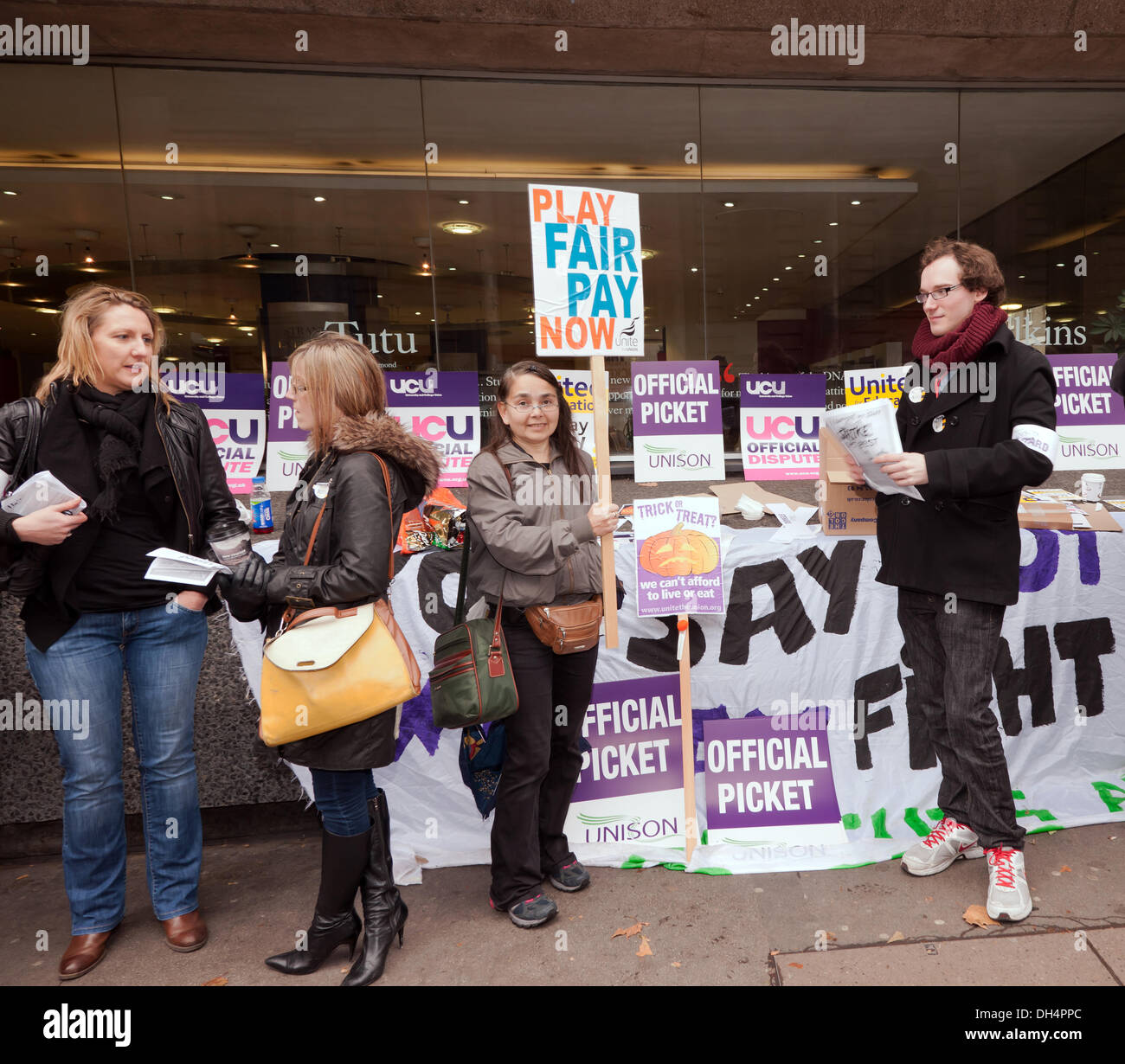 Tecnici e personale di sostegno; fa parte di ufficiali UNITE picket; su; una giornata di sciopero per pagare e condizioni di stand fuori dell'entrata al filamento Campus; King's College di Londra su 31.10.2013 Foto Stock